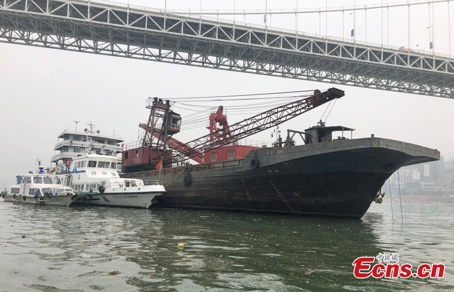 Rescuers work at the site of a bus accident in Wanzhou District, Southwest China\'s Chongqing Municipality, Oct. 30, 2018. The bus carrying a dozen passengers veered onto the wrong side of the road and collided with a car before plunging into the Yangtze River. Rescuers began to retrieve the bodies and salvage the bus on Tuesday morning. (Photo: China News Service/Liu Xianglin)