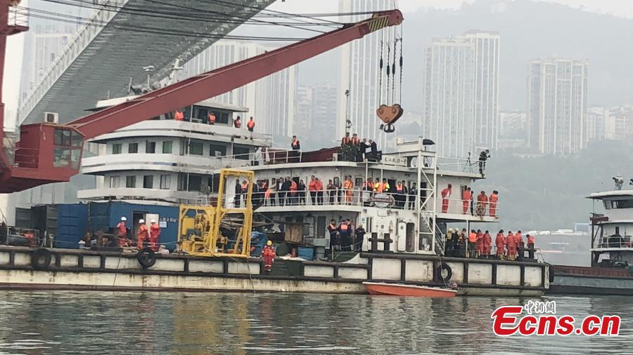 Rescuers work at the site of a bus accident in Wanzhou District, Southwest China\'s Chongqing Municipality, Oct. 30, 2018. The bus carrying a dozen passengers veered onto the wrong side of the road and collided with a car before plunging into the Yangtze River. Rescuers began to retrieve the bodies and salvage the bus on Tuesday morning. (Photo: China News Service/Liu Xianglin)
