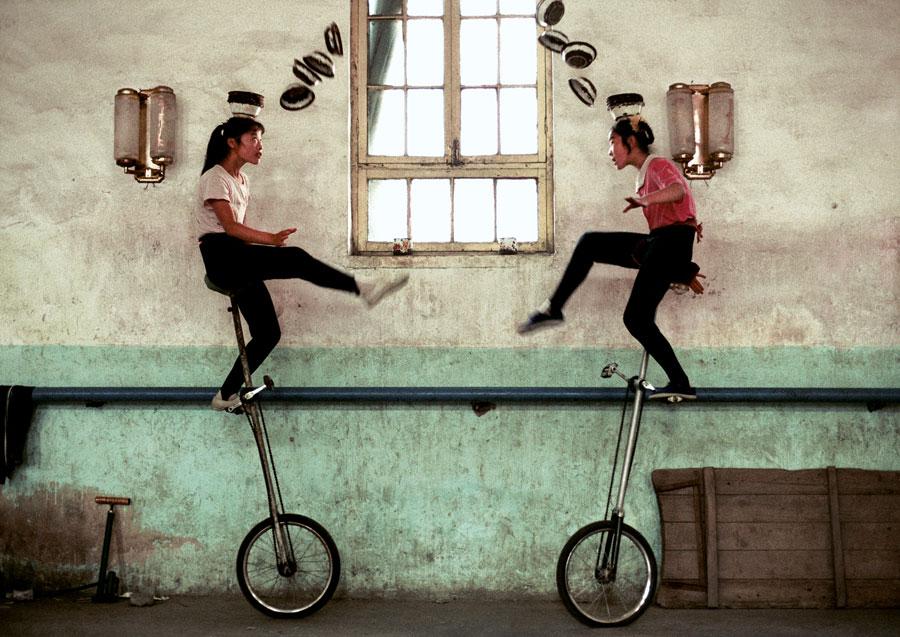 Two acrobats practice stunts in Beijing in 1995. They later performed in the Great Hall of the People in Beijing and overseas. (Photo by LI NAN/FOR CHINA DAILY)
In his 2018 New Year address, President Xi Jinping said: \