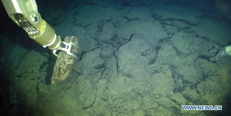 Haixing 6000, one of China\'s underwater robots, collects soil and water samples during a research expedition, Oct. 23, 2018. Haixing 6000 set a national depth record for a Chinese remotely operated vehicle, by diving 6,001 meters below sea surface during its first research expedition, scientists told Xinhua Sunday. Haixing 6000 was developed by a team at the Shenyang Institute of Automation under the Chinese Academy of Sciences. It is the first remotely operated underwater vehicle built by China that is capable of diving 6,000 meters, said Li Zhigang, chief scientist of the team. It reached a maximum depth of 6,001 meters, and completed a series of underwater tasks in three hours, including deep-sea observation, biological research, soil and water sample collection, and a simulative black box search. (Xinhua)