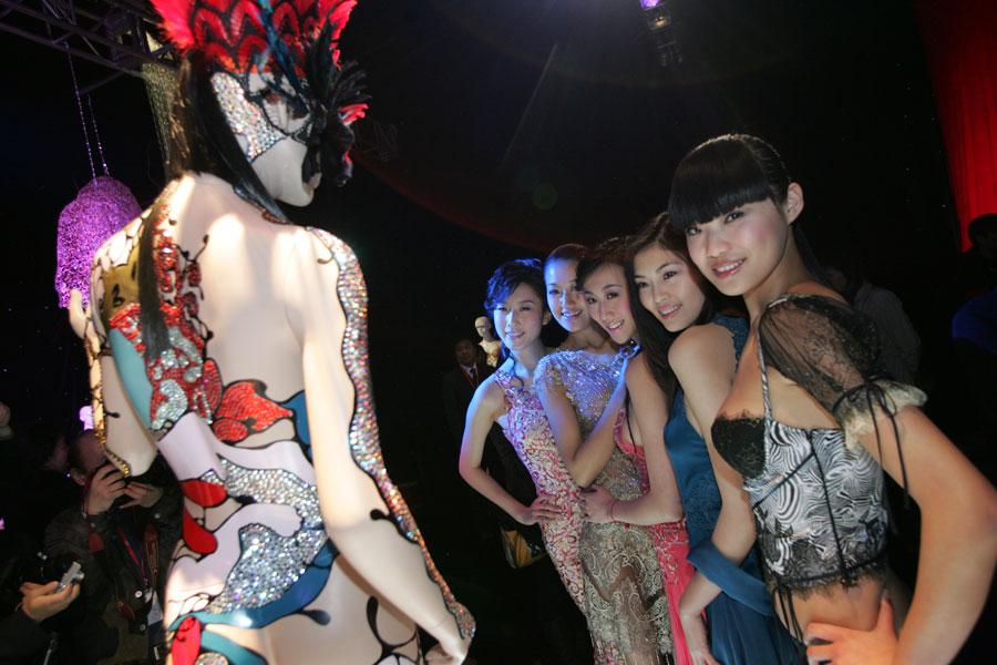 Models at an underwear fashion show in Beijing on April 1, 2006. (Photo by MAO JIANJUN/FOR CHINA DAILY)
This album is a testament to the resolve of the Chinese people to chart a brighter future for the country. So no matter how difficult it is to cross the new pass - of a new round of reform and opening-up - they will press ahead on their journey till they achieve success.
The journey of this album would be incomplete without the efforts of the photographers. We applaud their devotion to their art and dedication to the cause of the people. And we appreciate the efforts of our partner units and the celebrities who have contributed to the publication of this album.