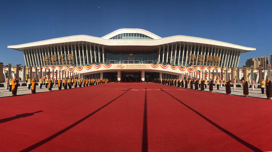 The Fifth World Buddhist Forum opens in Putian, Fujian Province, Oct. 29, 2018. (Photo/chinadaily.com.cn)
Chinese Buddhism should enhance ties with international Buddhists and promote the building of a community with a shared future for mankind, said Wang Yang, a member of the Standing Committee of the Political Bureau of the Communist Party of China Central Committee, in a congratulatory letter to the Fifth World Buddhist Forum, which opened on Monday.
Wang, who is also chairman of the National Committee of the Chinese People\'s Political Consultative Conference, on behalf of the Chinese government, extended congratulations on the opening of the forum and extended a welcome to the Buddhists, specialists and scholars at the forum.
Themed \