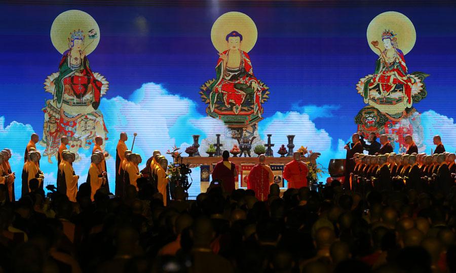 Photo taken on Oct 29, 2018 show the scene of a blessing ceremony at the fifth World Buddhist Forum in Putian, Fujian Province. (Photo/chinadaily.com.cn)
You Quan, a member of the Secretariat of the Communist Party of China and head of the United Front Work Department of the CPC Central Committee, called on Chinese Buddhist communities to hold onto the values of compassion, equality, harmony and mutual learning and contribute to building an open, inclusive, clean and beautiful world that enjoys lasting peace, universal security and common prosperity.
Master Kuan Yun, president of the Hong Kong Buddhist Association, said in the afternoon forum speech that religious communities on the Chinese mainland have been playing an important role in maintaining religious and social harmony.