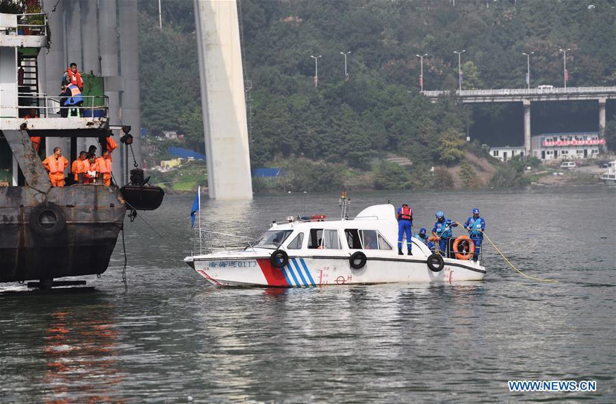 Photo taken on Oct. 29, 2018 shows rescuers working at the accident site in Wanzhou District, southwest China\'s Chongqing. Fifteen people were confirmed to have been on a bus that plunged into the Yangtze River in Chongqing on Sunday, local authorities said Monday. Two bodies have been retrieved from the river so far, but their identities are not yet known. The bus veered onto the wrong side of the road and collided into an oncoming private car before breaking through road fencing and flying off a bridge in Wanzhou District at 10:08 a.m. Sunday. Rescue work is still ongoing. With the help of a sonar system, professional rescue ships located an 11-meter-long and three-meter-wide object on the river bottom and it was believed that it is the sunken bus. (Xinhua/Wang Quanchao)