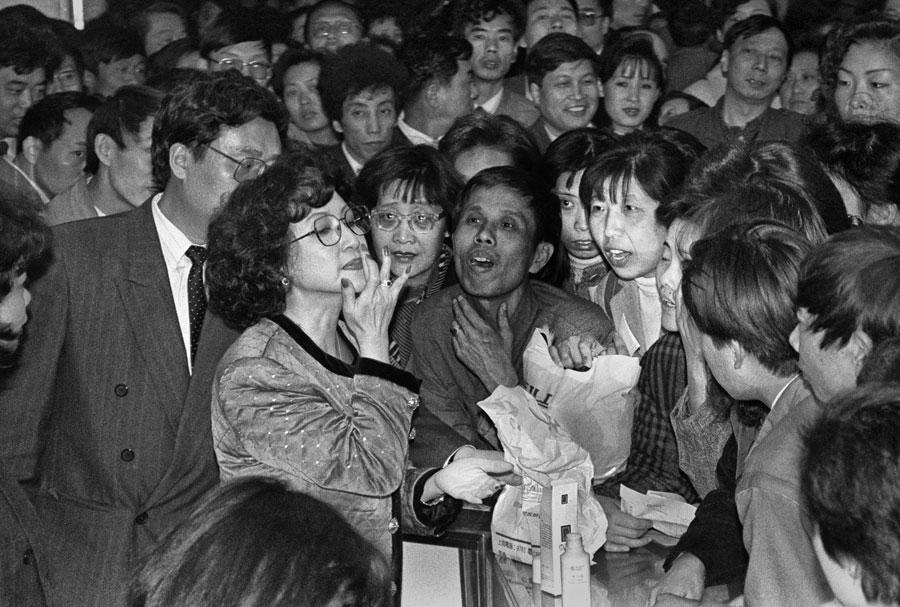 A Hong Kong beautician promotes cosmetics in a shopping center in Shanghai in December, 1992. (Photo by YU WENGUO/FOR CHINA DAILY)
The Third Plenary Session of the 11th National Congress of the Communist Party of China in 1978 was a milestone. Since then the Chinese people, under the leadership of the CPC, have marched triumphantly ahead, overcoming even the most severe difficulties and sparing no efforts in writing a new chapter in the history of China.
Indeed, reform and opening-up have changed China; they have also changed the world.