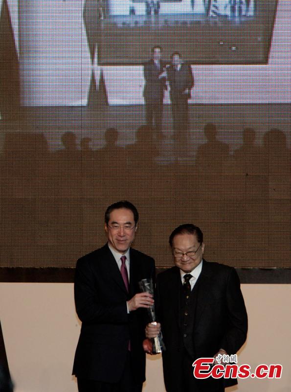 Louis Cha receives the top honor at the Hong Kong Arts Development Awards, the life achievement award, at City Hall\'s concert hall from the chief secretary, Henry Tang Ying-yen (L), April 27, 2010. (Photo: China News Service/Zhang Qin)