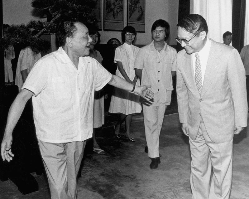 Late Chinese leader Deng Xiaoping (left) meets Louis Cha and members of his family during their visit to Beijing in 1983. (Photo/China News Service)

Tributes pour in for renowned HK martial arts novelist, best-selling author and co-founder of Ming Pao