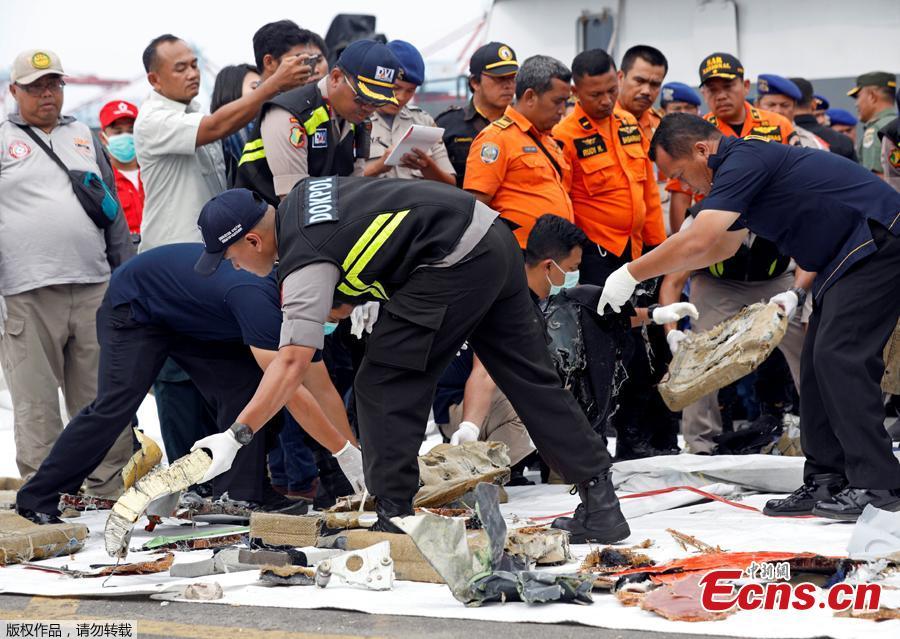 An Indonesian navy soldier jumps to dive at the location of the Lion Air flight JT610 crash off the north coast of Karawang regency, West Java province, Indonesia, Oct. 30, 2018.  The search continued Tuesday for bodies and the \