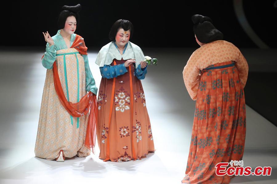 Women dressed in Tang Dynasty (618-907) costumes perform at a show by designer Chu Yan at China Fashion Week in Beijing, China, Oct. 30, 2018. (Photo: China News Service/Sheng Jiapeng)