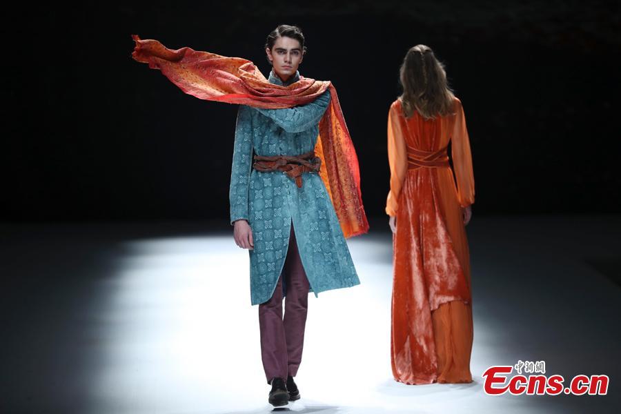 Models present creations by designer Chu Yan at China Fashion Week in Beijing, China, Oct. 30, 2018. (Photo: China News Service/Sheng Jiapeng)