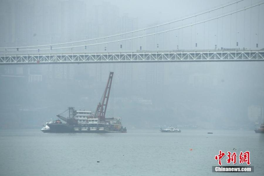 A floating crane is on standby to lift a bus that plunged into the Yangtze River in Wanzhou District, Southwest China\'s Chongqing Municipality, Oct. 31, 2018. An initial police investigation found that 15 people, including the bus driver, were on the bus at the time of the accident. (Photo: China News Service/Chen Chao)