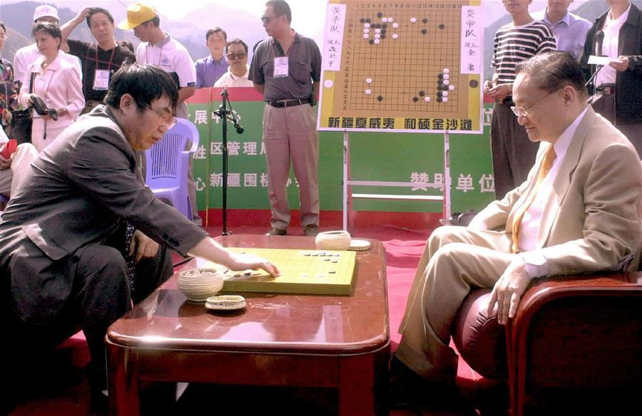 In this file photo, Jin Yong (R, front) plays against Chinese go chess master Nie Weiping, northwest China\'s Xinjiang Uygur Autonomous Region, on Aug. 5, 2001. Famous Chinese martial arts novelist Louis Cha Leung-yung, more widely known by his pen name Jin Yong, died at 94 at a hospital in Hong Kong on Tuesday. Cha created many widespread martial arts novels between 1955 and 1972. Cha, who also co-founded the Hong Kong daily newspaper Ming Pao, has been regarded as one of the greatest and most popular martial arts writers. (Xinhua/Luo Xiaoguang)