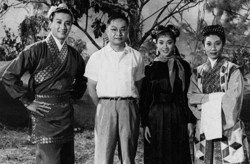 Louis Cha, better known as writer Jin Yong poses with cast members of The Romance of the Condor Heroes. From left: Patrick Tse Yin Louis Cha, Nam Hung. Leung So-kam. (Photo provided to China Daily)