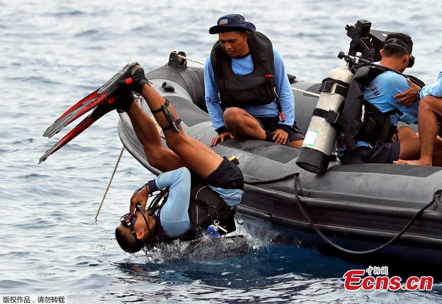 An Indonesian navy soldier jumps to dive at the location of the Lion Air flight JT610 crash off the north coast of Karawang regency, West Java province, Indonesia, Oct. 30, 2018.  The search continued Tuesday for bodies and the \