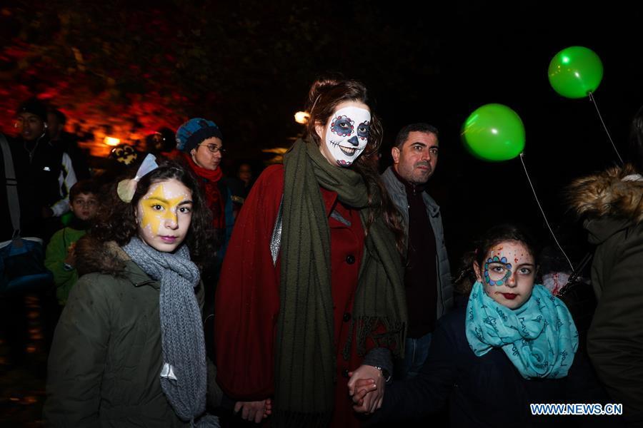 People take part in a Halloween parade in Brussels, Belgium, Oct. 31, 2018. (Xinhua/Zheng Huansong)