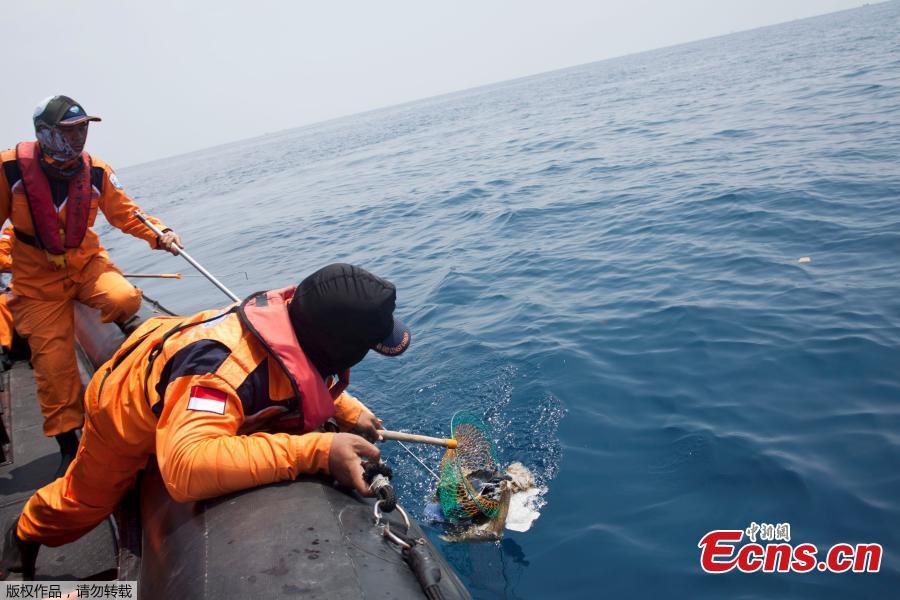 A rescue team member finds debris, possibly from a passenger of Lion Air flight JT610, at the north coast off Karawang, Indonesia, October 31, 2018. (Photo/Agencies)