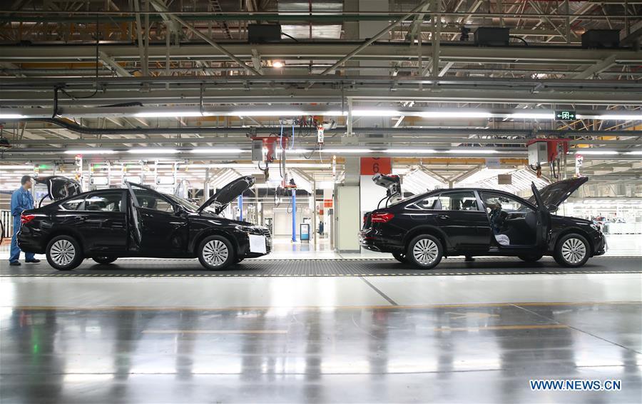 Workers are seen on an assembly line at SAIC-Volkswagen workshop in Shanghai, east China, Oct. 30, 2018. SAIC\'s new cars will make debut at the first China International Import Expo (CIIE) which runs from Nov. 5 to 10 in Shanghai. The CIIE is the latest move of China to promote trade liberalization and further open up its market. (Xinhua/Ding Ting)