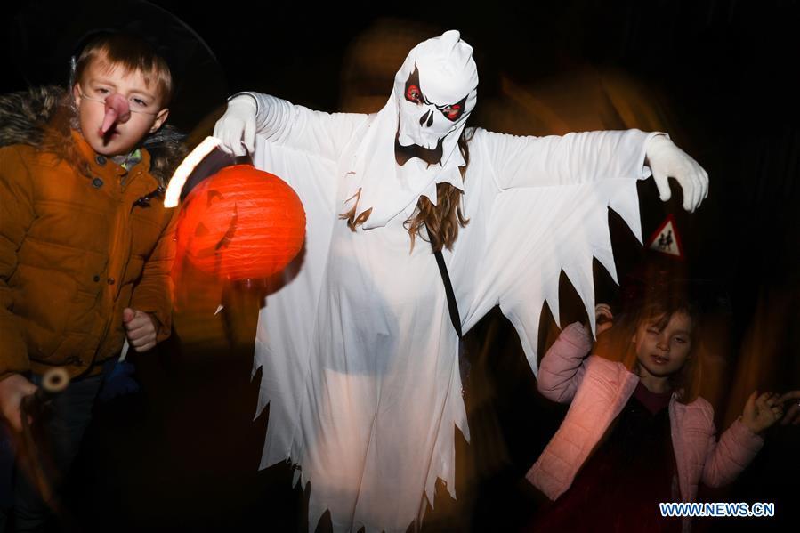 People take part in a Halloween parade in Brussels, Belgium, Oct. 31, 2018. (Xinhua/Zheng Huansong)