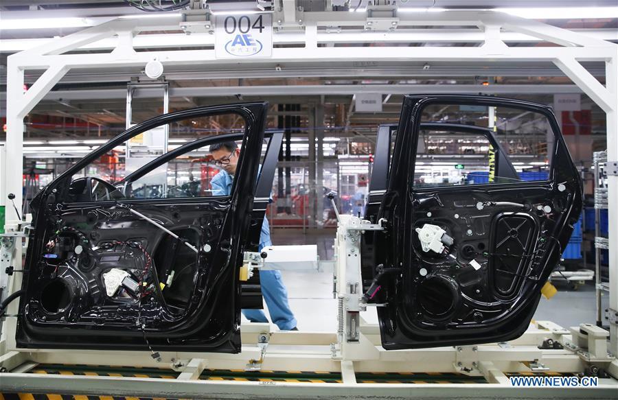 A worker assembles door parts on an assembly line at SAIC-Volkswagen workshop in Shanghai, east China, Oct. 30, 2018. SAIC\'s new cars will make debut at the first China International Import Expo (CIIE) which runs from Nov. 5 to 10 in Shanghai. The CIIE is the latest move of China to promote trade liberalization and further open up its market. (Xinhua/Ding Ting)