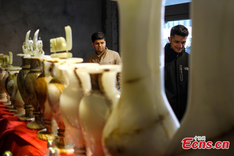 Businessmen and customers are seen at a commodity fair held in Gyirong county in southwest China\'s Tibet Autonomous Region near the border with Nepal on October 31, 2018. A commercial complex opened in Gyirong county on Wednesday. The Gyirong international bordertrade market was constructed with a total investment of 42.5 million yuan (about 6 million U.S. dollars). Businessmen from Nepal, Pakistan and other nearby countries opened their booths at the market on the first business day, attracting many tourists.(Photo: China News Service/He Penglei)