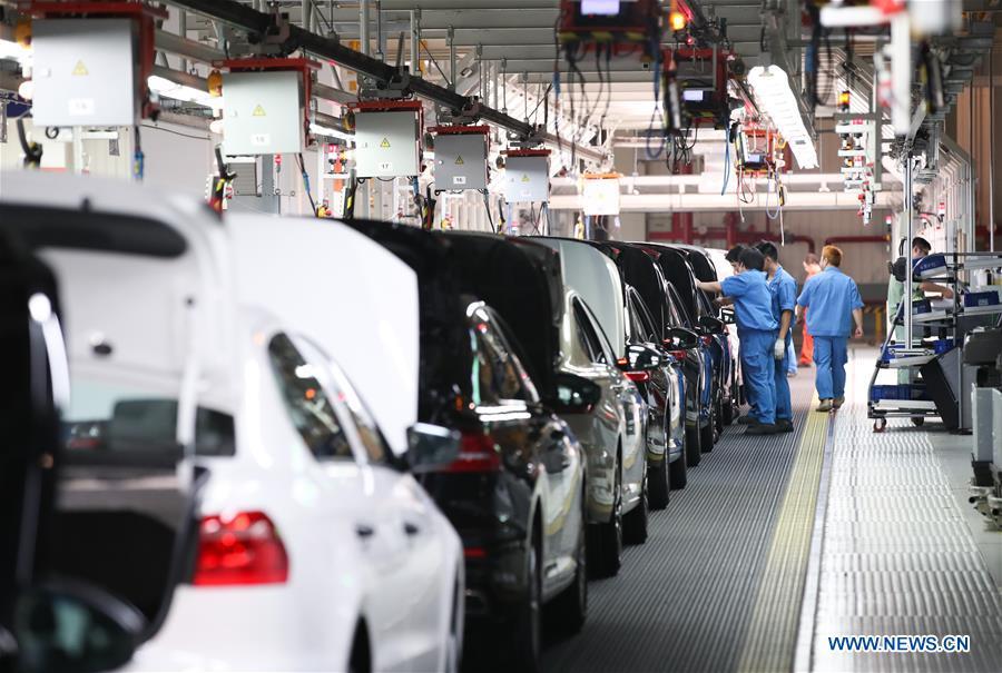 Workers are seen on an assembly line at SAIC-Volkswagen workshop in Shanghai, east China, Oct. 30, 2018. SAIC\'s new cars will make debut at the first China International Import Expo (CIIE) which runs from Nov. 5 to 10 in Shanghai. The CIIE is the latest move of China to promote trade liberalization and further open up its market. (Xinhua/Ding Ting)