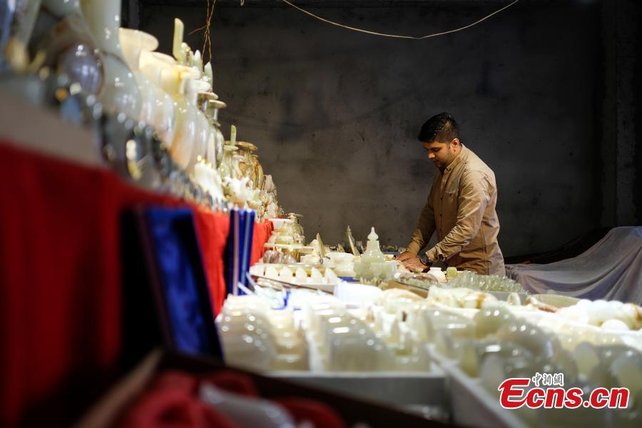 Businessmen and customers are seen at a commodity fair held in Gyirong county in southwest China\'s Tibet Autonomous Region near the border with Nepal on October 31, 2018. A commercial complex opened in Gyirong county on Wednesday. The Gyirong international bordertrade market was constructed with a total investment of 42.5 million yuan (about 6 million U.S. dollars). Businessmen from Nepal, Pakistan and other nearby countries opened their booths at the market on the first business day, attracting many tourists.(Photo: China News Service/He Penglei)
