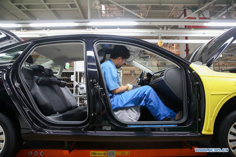 A worker is seen on an assembly line at SAIC-Volkswagen workshop in Shanghai, east China, Oct. 30, 2018. SAIC\'s new cars will make debut at the first China International Import Expo (CIIE) which runs from Nov. 5 to 10 in Shanghai. The CIIE is the latest move of China to promote trade liberalization and further open up its market. (Xinhua/Ding Ting)
