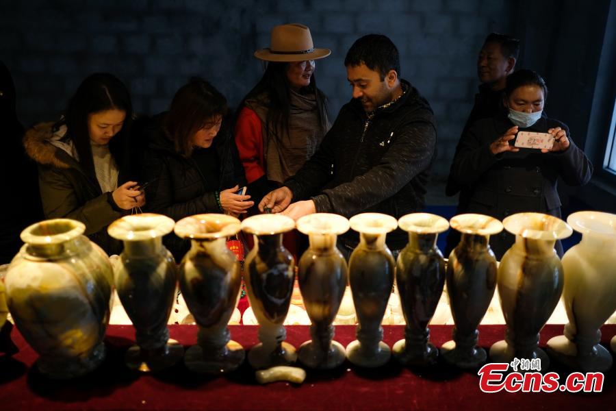 Businessmen and customers are seen at a commodity fair held in Gyirong county in southwest China\'s Tibet Autonomous Region near the border with Nepal on October 31, 2018. A commercial complex opened in Gyirong county on Wednesday. The Gyirong international bordertrade market was constructed with a total investment of 42.5 million yuan (about 6 million U.S. dollars). Businessmen from Nepal, Pakistan and other nearby countries opened their booths at the market on the first business day, attracting many tourists.(Photo: China News Service/He Penglei)