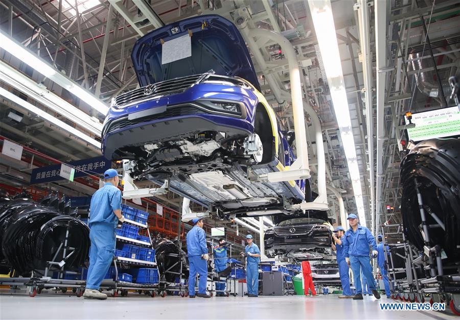 Workers are seen on an assembly line at SAIC-Volkswagen workshop in Shanghai, east China, Oct. 30, 2018. SAIC\'s new cars will make debut at the first China International Import Expo (CIIE) which runs from Nov. 5 to 10 in Shanghai. The CIIE is the latest move of China to promote trade liberalization and further open up its market. (Xinhua/Ding Ting)