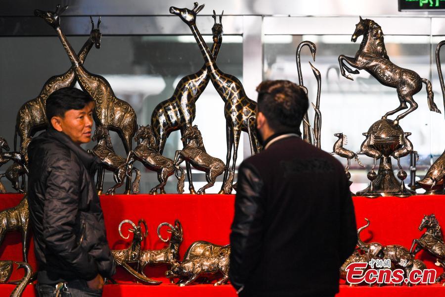 Businessmen and customers are seen at a commodity fair held in Gyirong county in southwest China\'s Tibet Autonomous Region near the border with Nepal on October 31, 2018. A commercial complex opened in Gyirong county on Wednesday. The Gyirong international bordertrade market was constructed with a total investment of 42.5 million yuan (about 6 million U.S. dollars). Businessmen from Nepal, Pakistan and other nearby countries opened their booths at the market on the first business day, attracting many tourists.(Photo: China News Service/He Penglei)