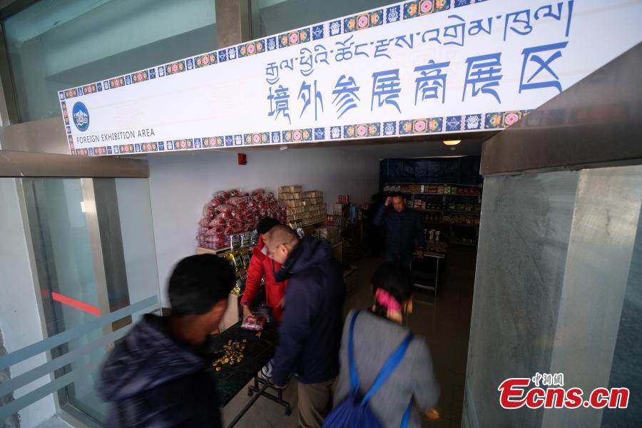 Businessmen and customers are seen at a commodity fair held in Gyirong county in southwest China\'s Tibet Autonomous Region near the border with Nepal on October 31, 2018. A commercial complex opened in Gyirong county on Wednesday. The Gyirong international bordertrade market was constructed with a total investment of 42.5 million yuan (about 6 million U.S. dollars). Businessmen from Nepal, Pakistan and other nearby countries opened their booths at the market on the first business day, attracting many tourists.(Photo: China News Service/He Penglei)