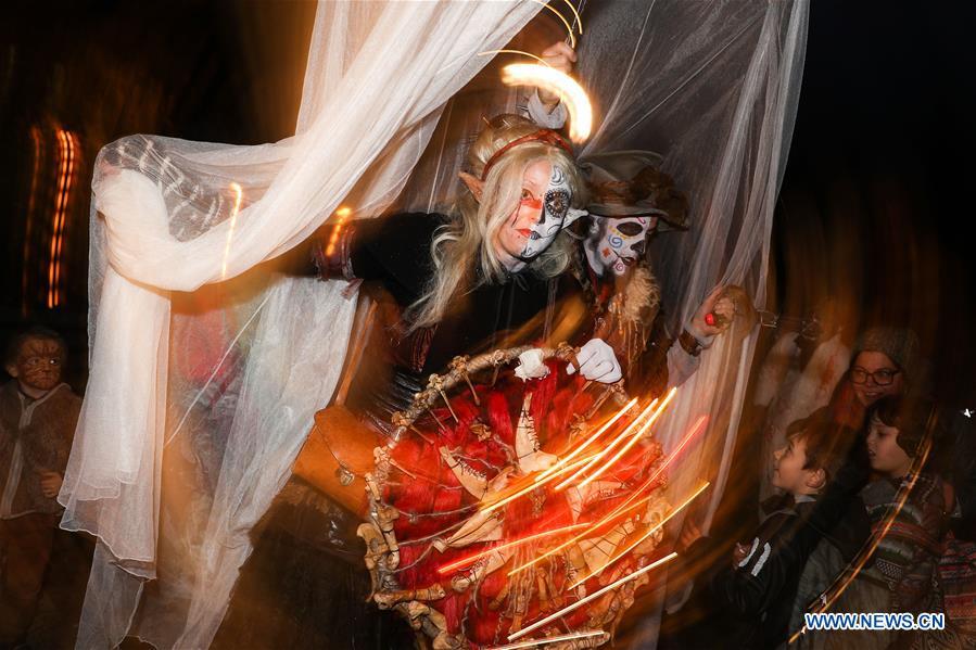 People take part in a Halloween parade in Brussels, Belgium, Oct. 31, 2018. (Xinhua/Zheng Huansong)