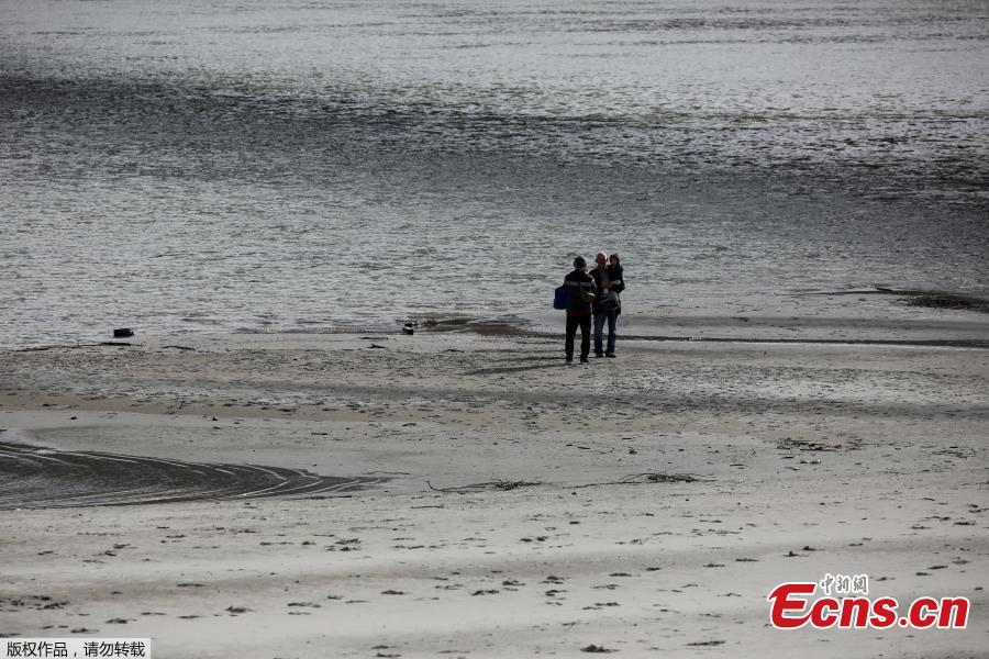 People stand on sandbanks which emerged amid Danube River\'s lowest water levels this year, in Novi Sad, Serbia, October 30, 2018. Picture taken October 30, 2018. (Photo/Agencies)