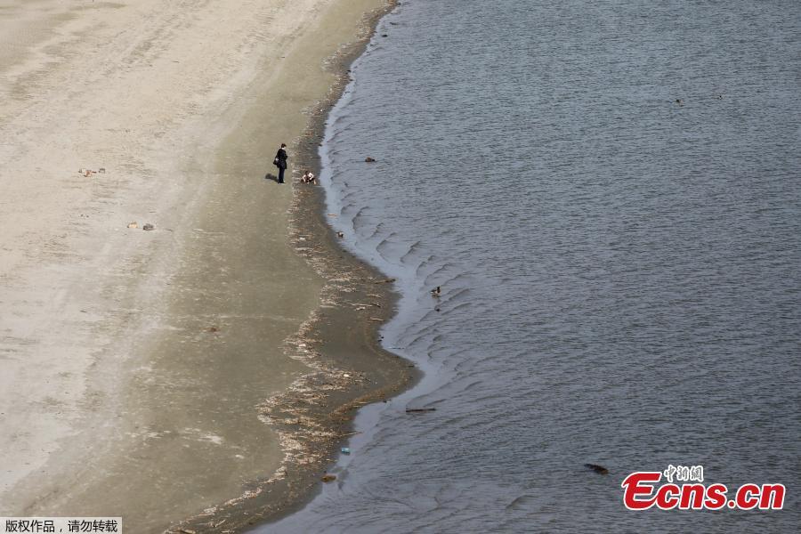 A woman with a child stand on sandbanks which emerged amid Danube River\'s lowest water levels this year, in Novi Sad, Serbia, October 30, 2018. Picture taken October 30, 2018.(Photo/Agencies)
