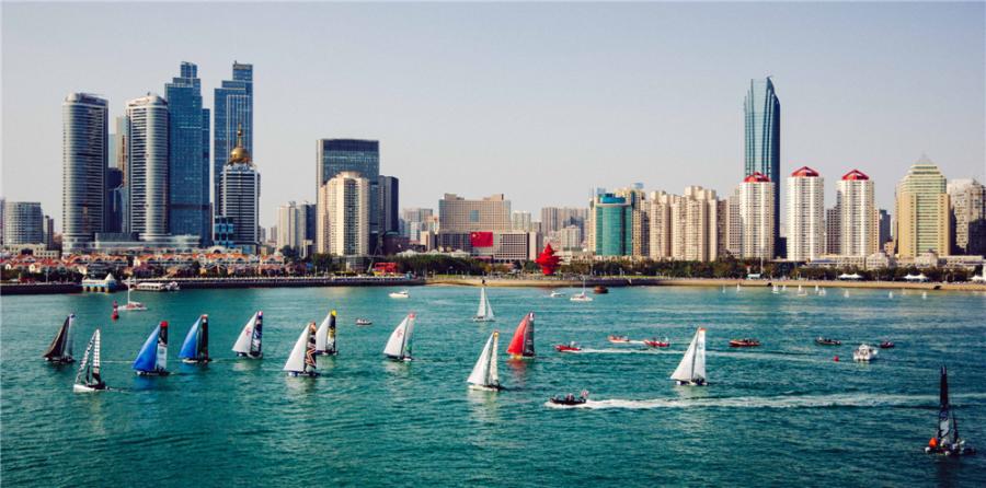 Sailboats stream across the harbor of Qingdao, East China\'s Shandong Province. (Photo by Li Jiaxin/for chinadaily.com.cn)