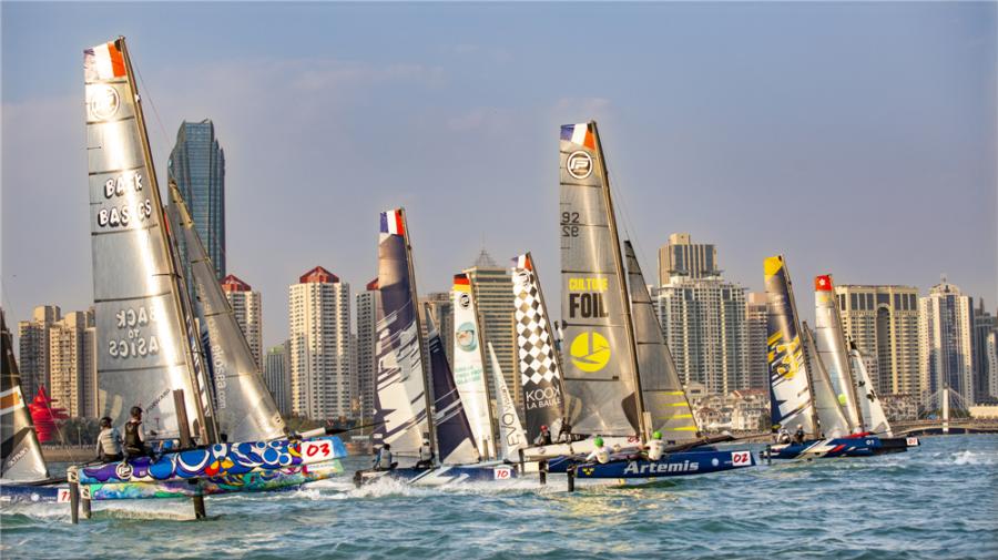 A total of 12 catamarans are neck and neck during the 2018 Extreme Sailing Series Qingdao Mazarin Cup. (Photo by Sun Zhensheng/for chinadaily.com.cn)