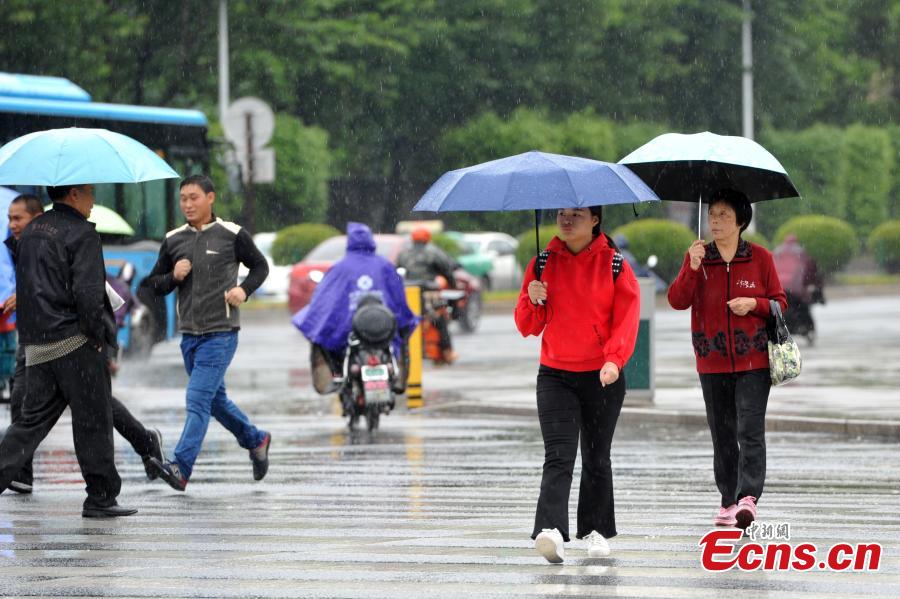 People walk in rain in Fuzhou, southeast China\'s Fujian province on November 2, 2018. According to the provincial meteorological center, as of 5 a.m., Yutu was located about 355 kilometers ofthe coast of Fujian\'s Dongshan county. (Photo: China News Service/ Zhang Bin)