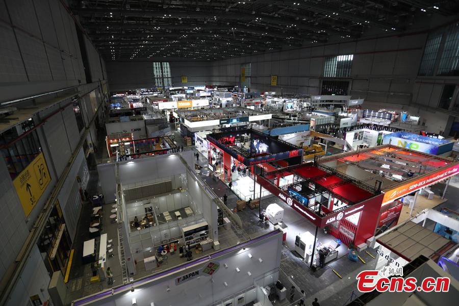 This photo taken on Nov. 2, 2018 shows intelligent and high-end equipment are in place at the exhibition hall of the first China International Import Expo (CIIE). Covering a total exhibition area of 60,000 square meters, it will showcase large and heavy products in the technology-intensive fields of aerospace, robotics and automation. More than 400 enterprises from 40 countries and regions all over the world will participate in this expo. (Photo: China News Service/Zhang Hengwei)