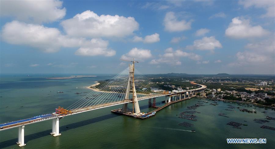 Aerial photo taken on Nov. 3, 2018 shows Puqian Bridge under construction in south China\'s Hainan Province. The closure of the main bridge of Puqian Bridge spanning a geological fault line was finished on Saturday. (Xinhua/Guo Cheng)