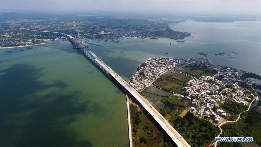 Aerial photo taken on Nov. 3, 2018 shows Puqian Bridge under construction in south China\'s Hainan Province. The closure of the main bridge of Puqian Bridge spanning a geological fault line was finished on Saturday. (Xinhua/Guo Cheng)