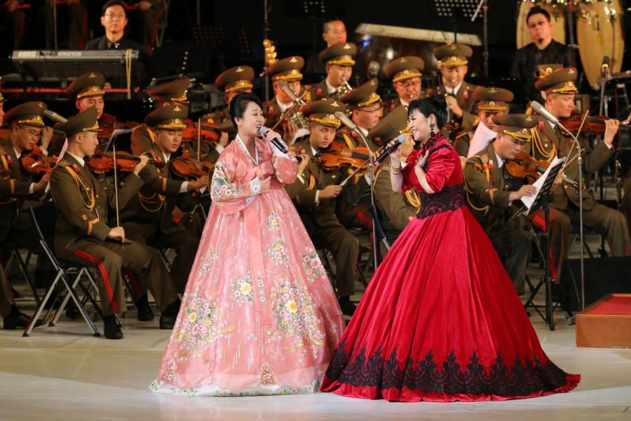 Photo taken on Nov. 3, 2018 shows a scene of a joint performance presented by literary and art workers from China and Democratic People\'s Republic of Korea (DPRK), in Pyongyang, DPRK. (Photo/Xinhua)