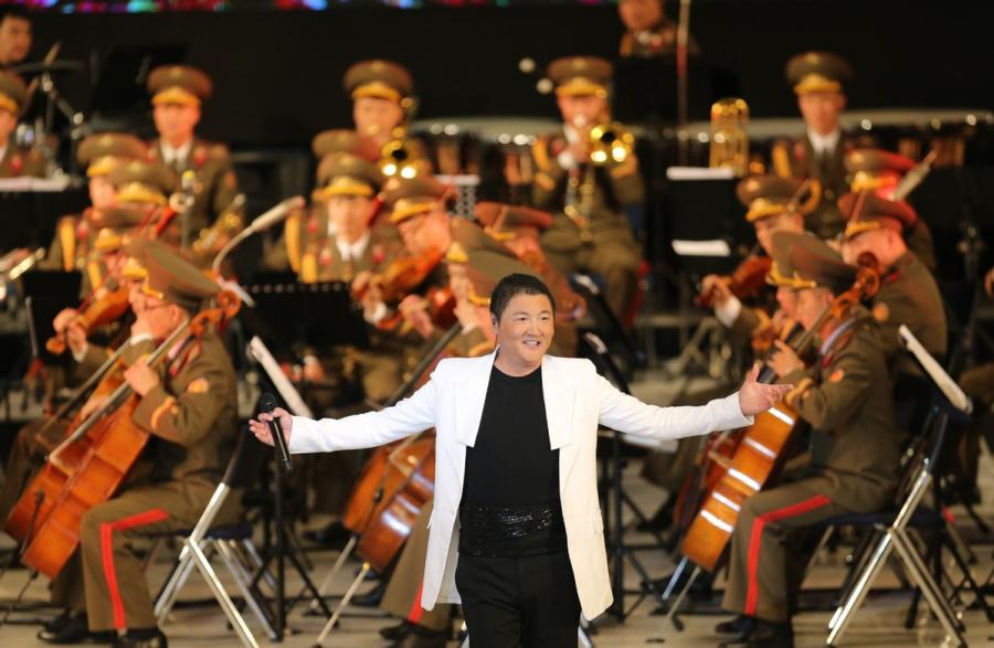 Chinese singer Sun Nan performs during a joint performance presented by literary and art workers from China and Democratic People\'s Republic of Korea (DPRK), in Pyongyang, DPRK, on Nov. 3, 2018. (Photo/Xinhua)
