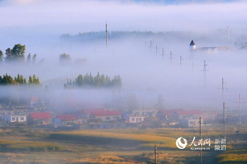 Thin mist falls over the Burqin of Altay region in Xinjiang Uygur Autonomous Region, making the small county look like a wonderland. (Photo/people.cn)