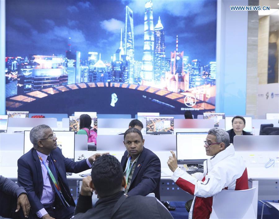 Journalists chat at the media center of the first China International Import Expo (CIIE) in Shanghai, east China, Nov. 5, 2018. The first CIIE opened here on Monday and has drawn much attention from domestic and international media.(Xinhua/Lan Hongguang)