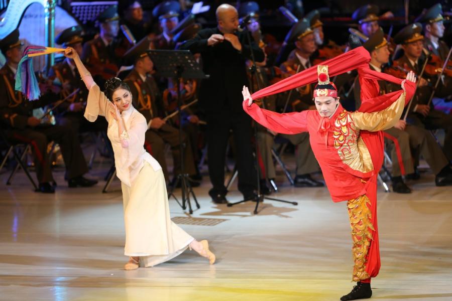 Chinese artists dance during a joint performance presented by literary and art workers from China and Democratic People\'s Republic of Korea (DPRK), in Pyongyang, DPRK, on Nov. 3, 2018. (Photo/Xinhua)
