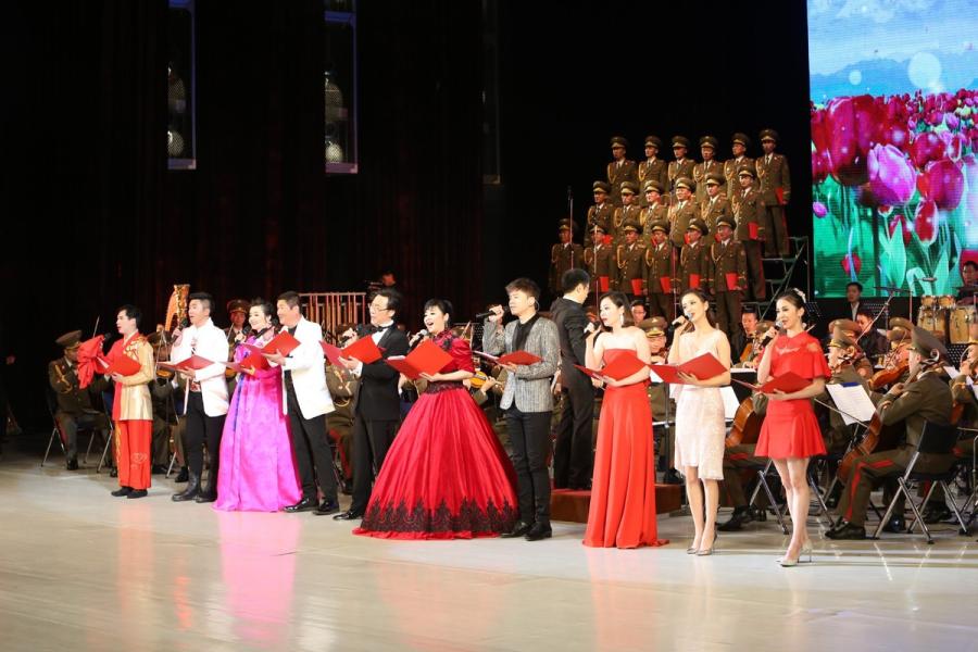 Photo taken on Nov. 3, 2018 shows a scene of a joint performance presented by literary and art workers from China and Democratic People\'s Republic of Korea (DPRK), in Pyongyang, DPRK. (Photo/Xinhua)
