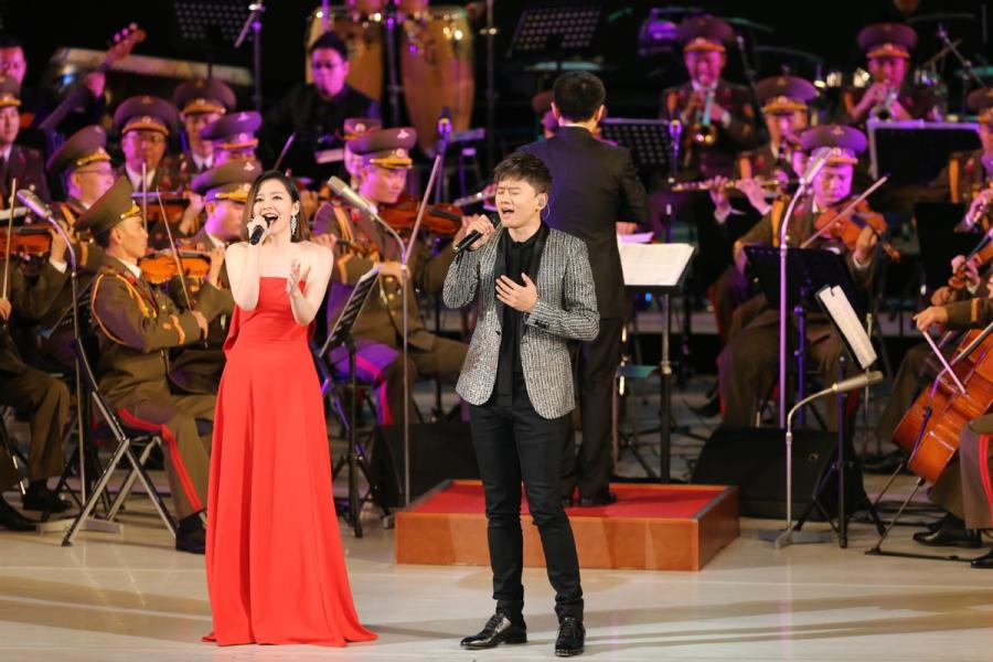 Chinese singers Zhang Liangying (L) and Zhang Jie perform during a joint performance presented by literary and art workers from China and Democratic People\'s Republic of Korea (DPRK), in Pyongyang, DPRK, on Nov. 3, 2018. (Photo/Xinhua)