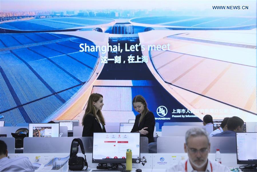 Journalists chat at the media center of the first China International Import Expo (CIIE) in Shanghai, east China, Nov. 5, 2018. The first CIIE opened here on Monday and has drawn much attention from domestic and international media. (Xinhua/Lan Hongguang)