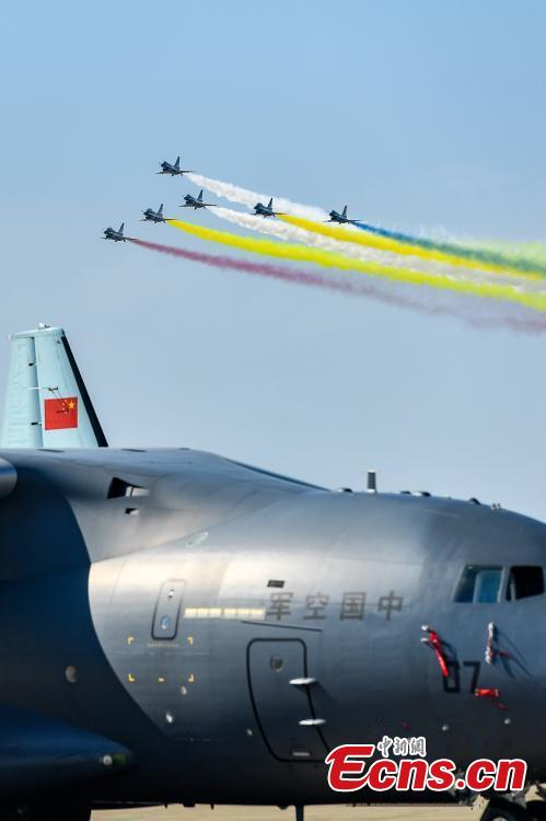 Fighter jets of China\'s Bayi Aerobatic Team perform at the 12th China International Aviation and Aerospace Exhibition (Airshow China) in the southern port city of Zhuhai, Guangdong Province on November 6, 2018. (Photo: China News Service/ Chen Jimin)