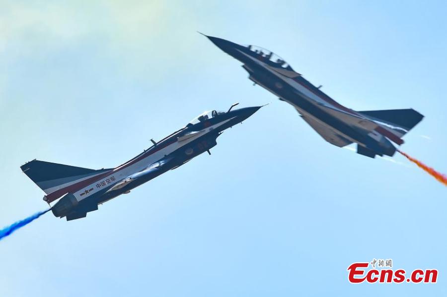 Fighter jets of China\'s Bayi Aerobatic Team perform at the 12th China International Aviation and Aerospace Exhibition (Airshow China) in the southern port city of Zhuhai, Guangdong Province on November 6, 2018. (Photo: China News Service/ Chen Jimin)